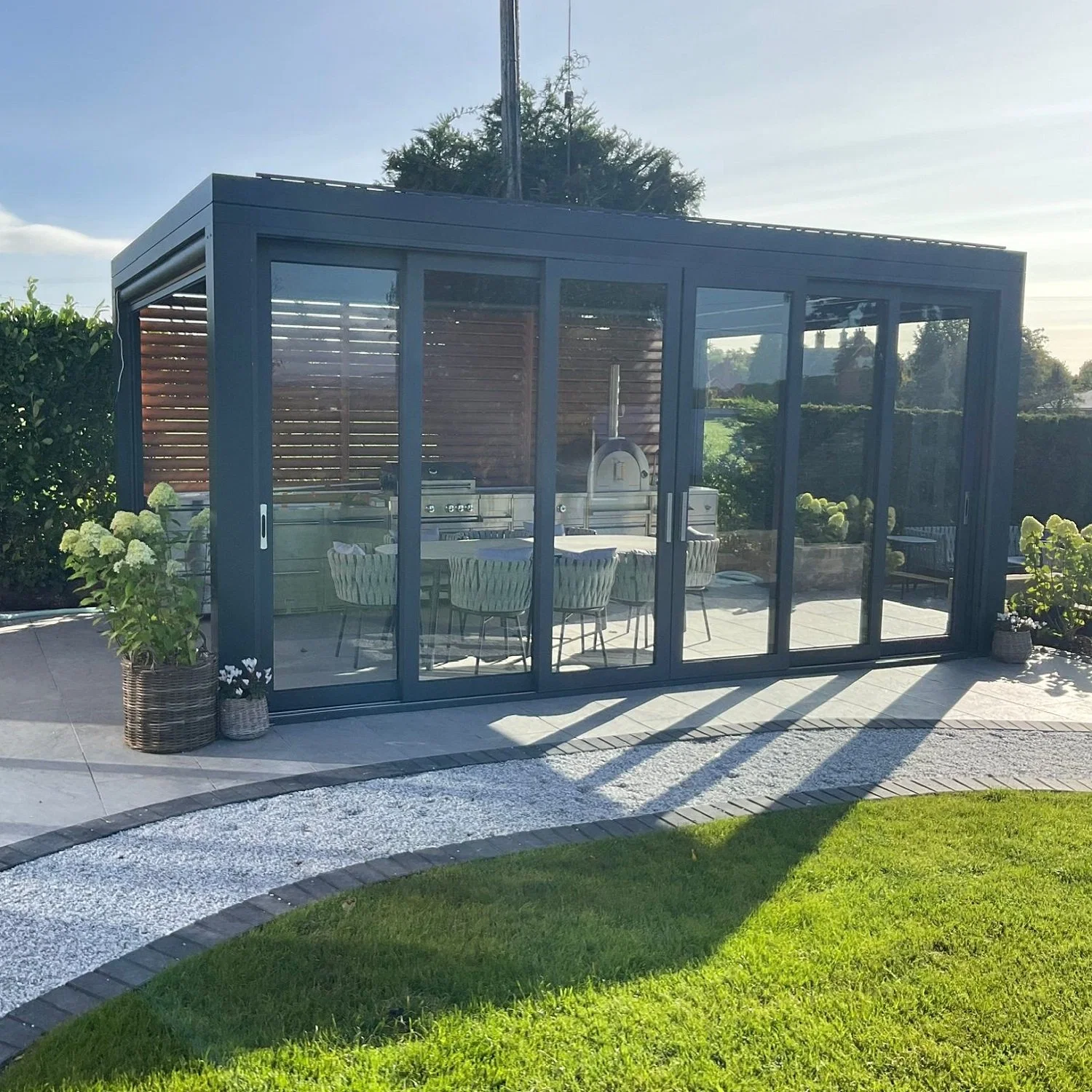 Toldo de aluminio resistente al agua para jardín con pérgola de aluminio motorizada y manual, con techo de lamas, pantalla a prueba de viento, ventana de cristal y puerta.