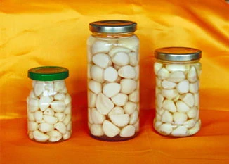 Pickled Garlic in Brine Packed in Glass Jars for Retail