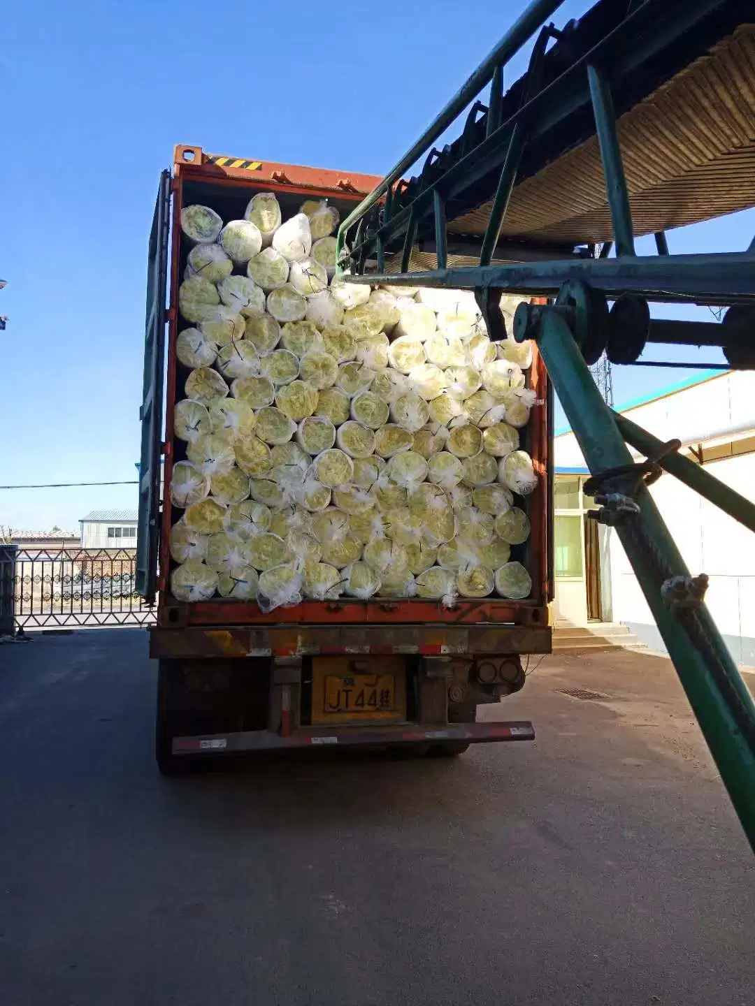 Aislamiento a prueba de fuego de alta calidad Stock estructura de acero techo vidrio Rollos de lana 18kg 50mm