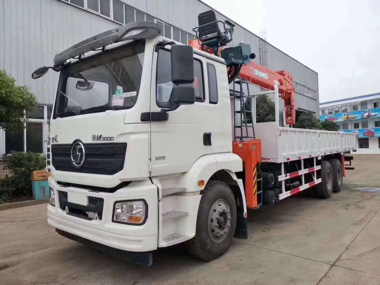 China Günstige Preis H3000/340hp/10 Räder LKW mit Kran zum Verkauf