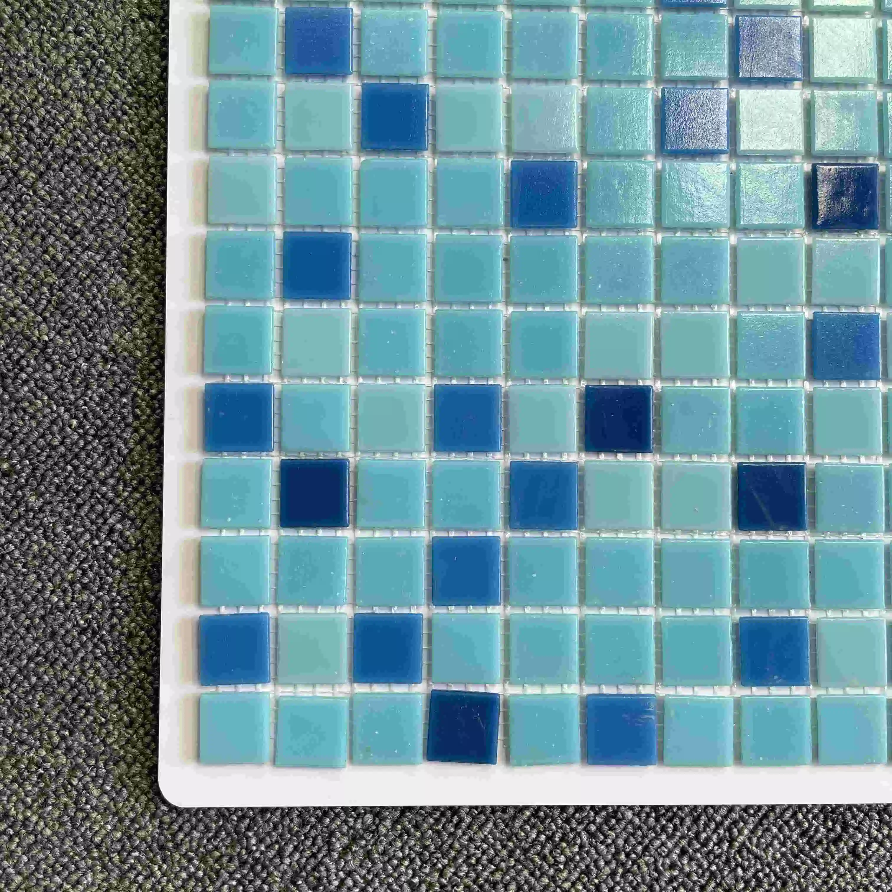 Foshan décoratif populaire fabricant de matériaux de construction piscine mosaïque de verre en cristal brillant