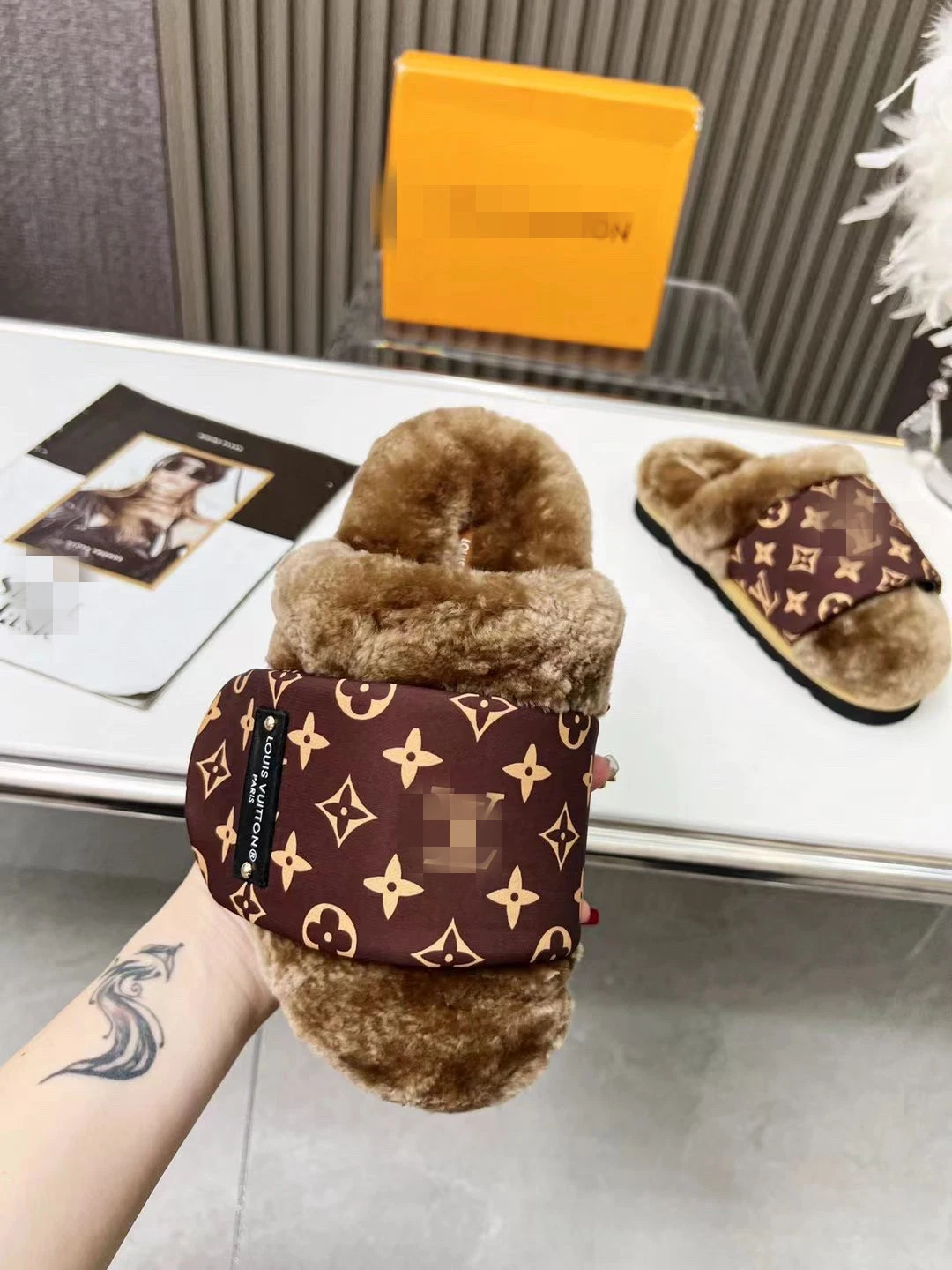 Hot Sell Home Smile Slides Slippers New Style Fur Slides Faux Fur Smile Happy Face Slippers Women Shoes Plush Slippers Custom