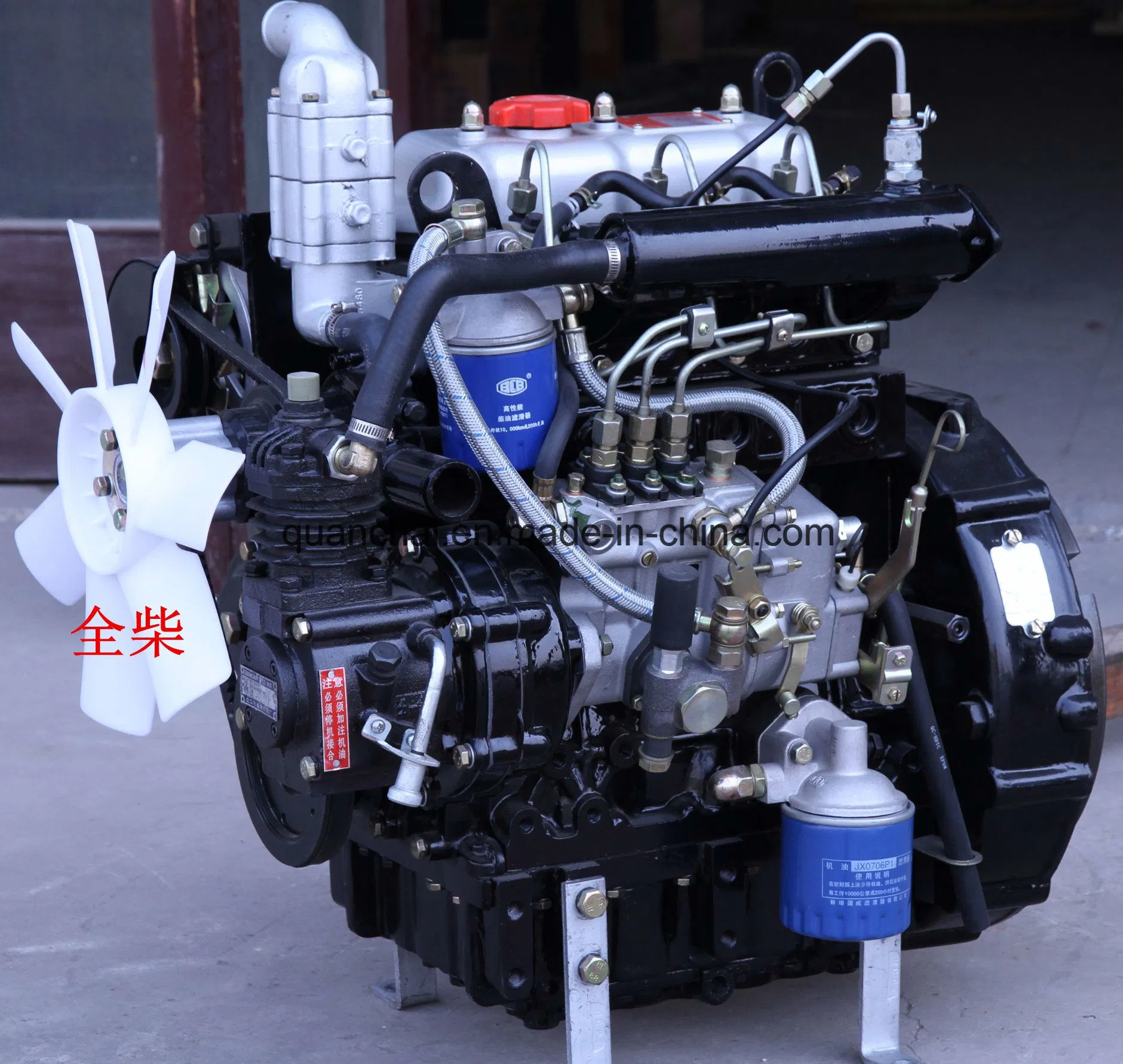 جرار المزارع رباعي الأسطوانات ذات الأسطوانات الثلاث بقدرة 25HP 75HP المستخدمة على نطاق واسع محرك الديزل