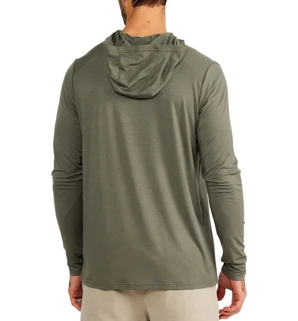 Chemise de sport à manches longues légère et confortable avec capuche pour hommes, conçue sur mesure pour la performance lors de la randonnée et de la pêche.