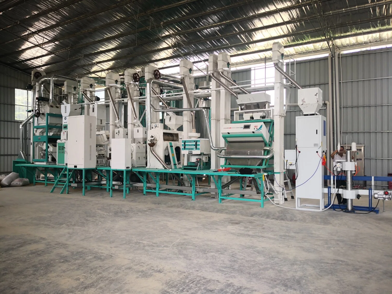 Top Manufacturer Latest Model New Design 30 Ton/Day Fully Auto Cleaning Destoning Hulling Milling Sorting Polishing Complete Set Combine Rice Milling Machine