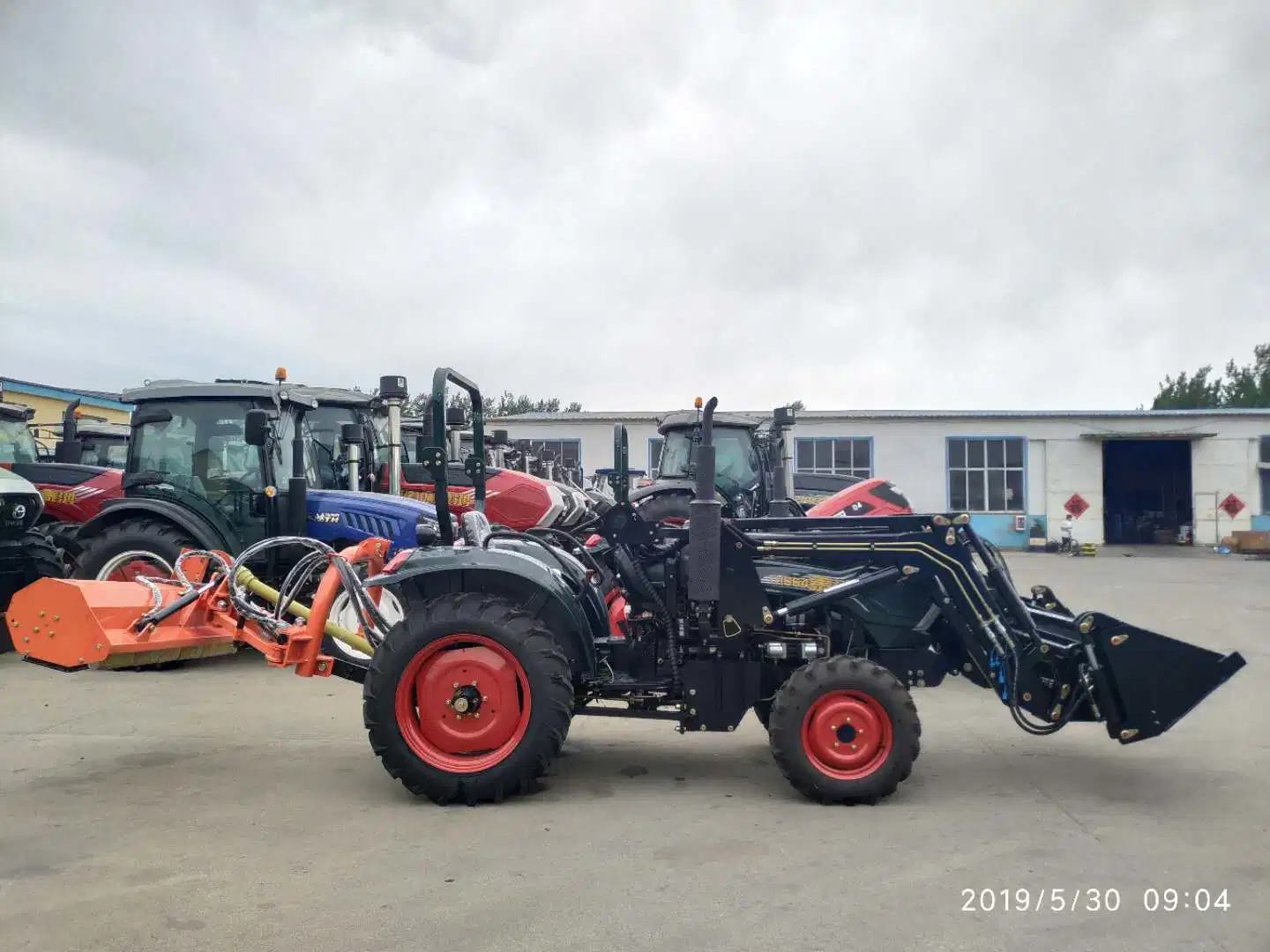 Chargeur frontal avec godet 4 en 1 adapté au tracteur, tracteur agricole, tracteur agricole, mini-tracteur