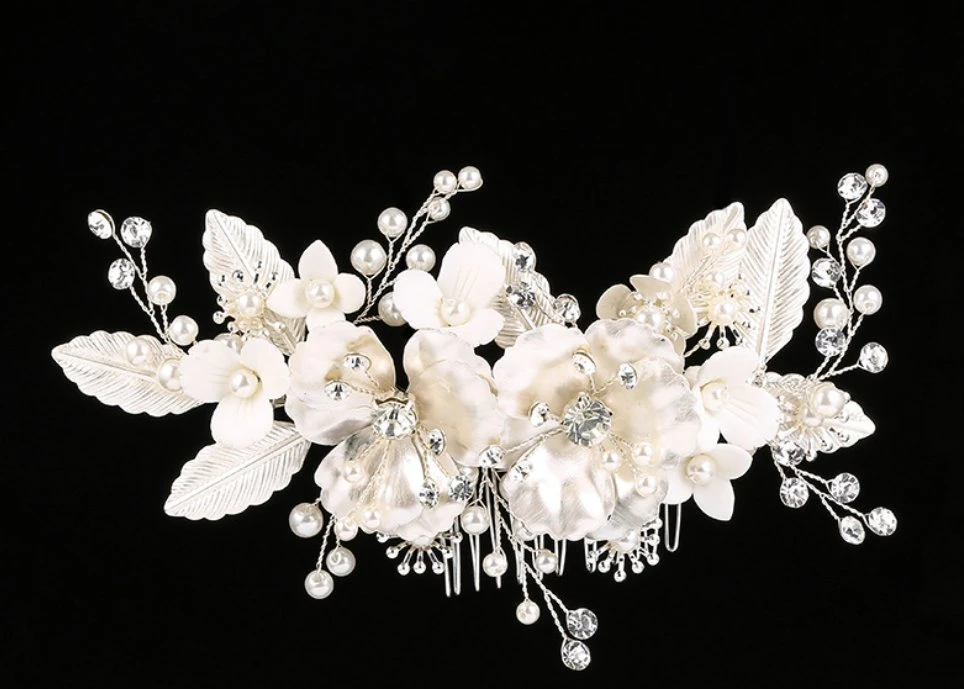 Peigne à cheveux de mariage en perles, accessoires pour cheveux de mariée. Peigne à cheveux vintage en perles et fleurs pour mariée. Bijoux de mariée. Accessoires de mode pour cheveux.