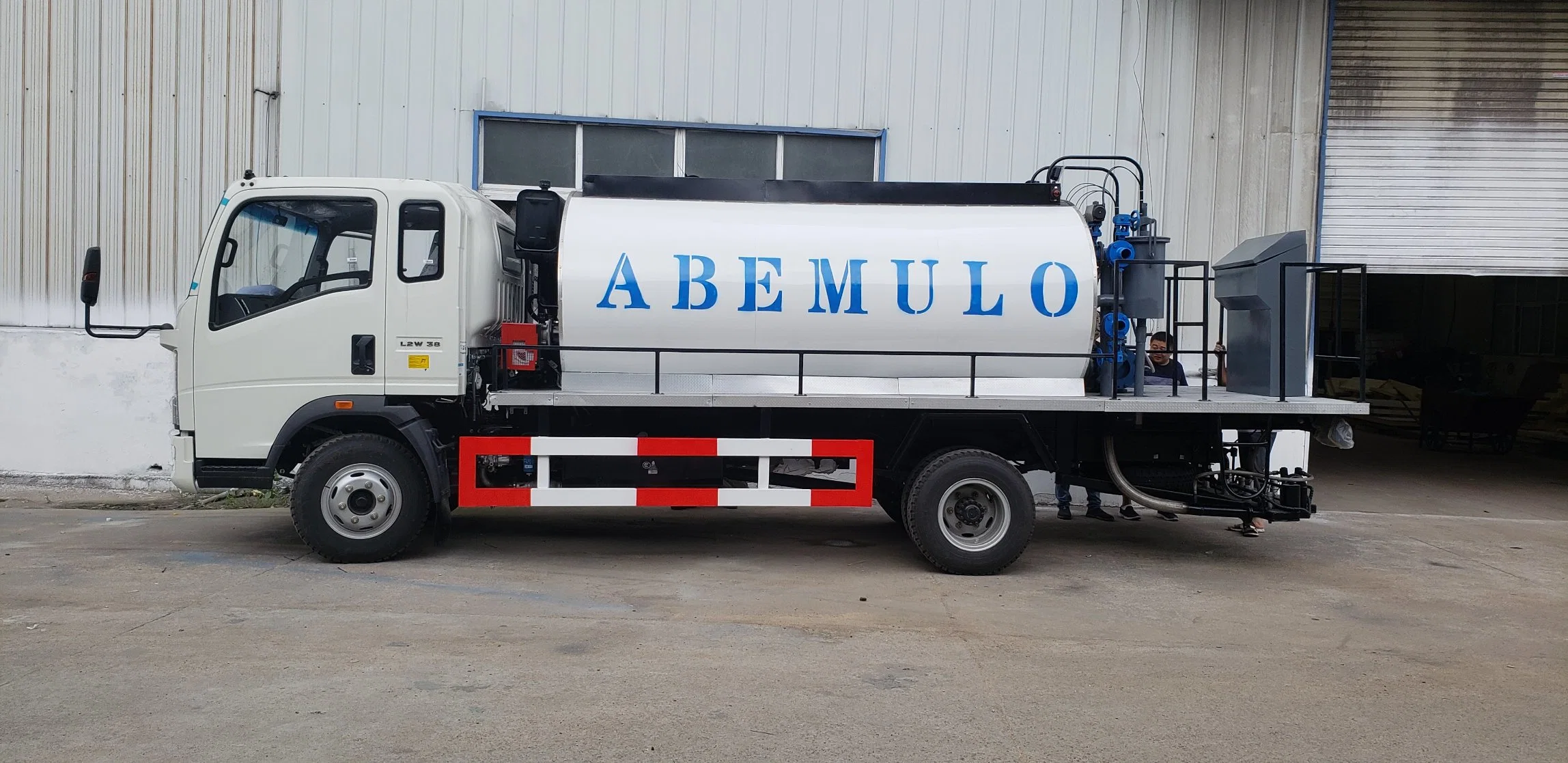 HOWO Brand New Road Construction Machinery 4000liters 5000liters Bitumen Asphalt Sprayer Truck