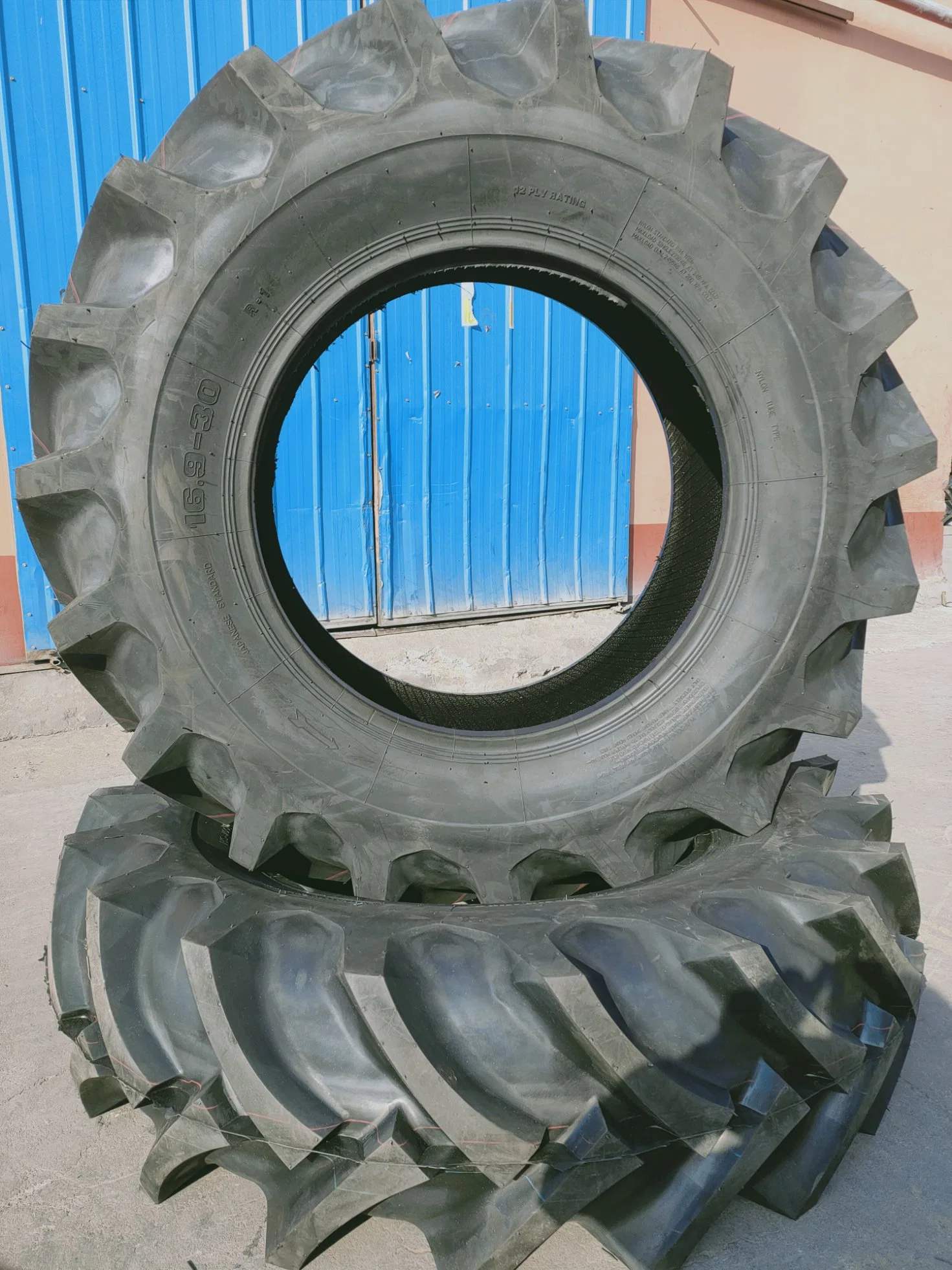 Haute qualité/performance à coût élevé prix bon marché 13.6-24 13.6-26 13.6-28 monte en pneus 13.6-38 agricole pour le japonais de pneus du tracteur Kubota