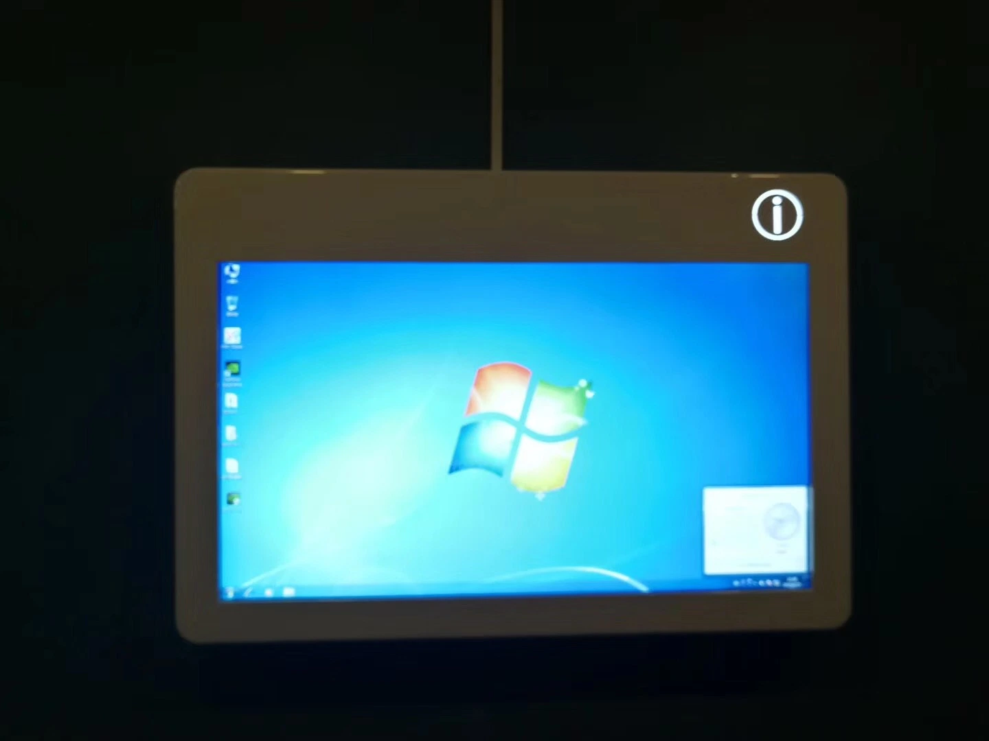 شاشة LCD ذات إطار خارجي رفيع بحجم 24 بوصة مزودة بمشغل شاشات LCD للإعلان الرقمي للشركات