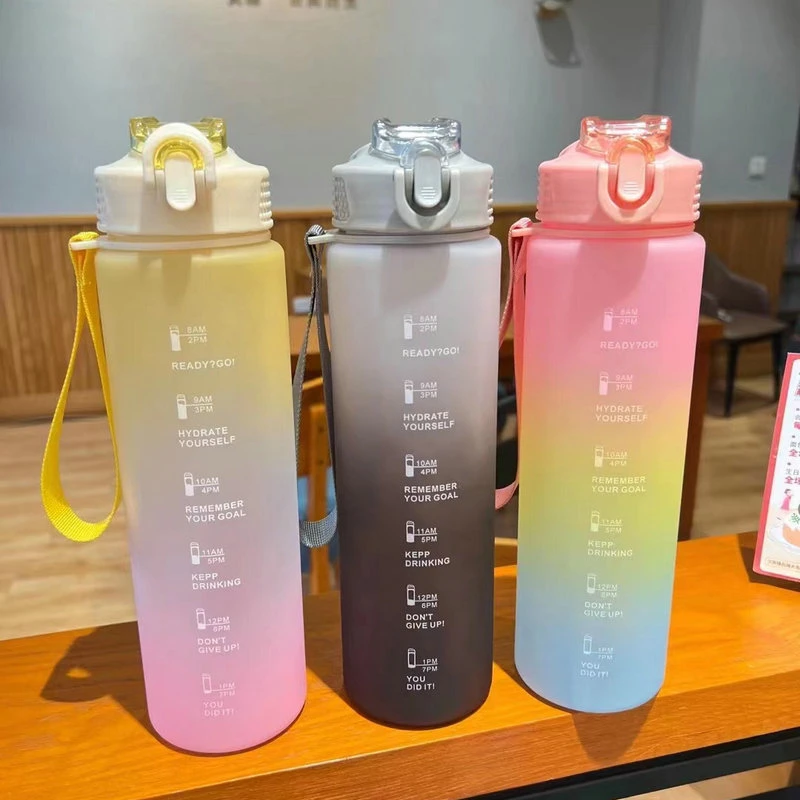 Sport tägliche Wasserflaschen mit Zeiten zu trinken Pop-up Straw Tritan Wasserflasche mit Motivationszeitremarkierung für Fitness