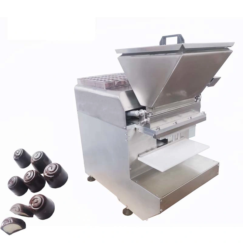 El vino de producción y elaboración de Chocolate Corazón Sandwich Equipamiento Fudge de verter el caramelo de la máquina de embalaje de la flor de puntos
