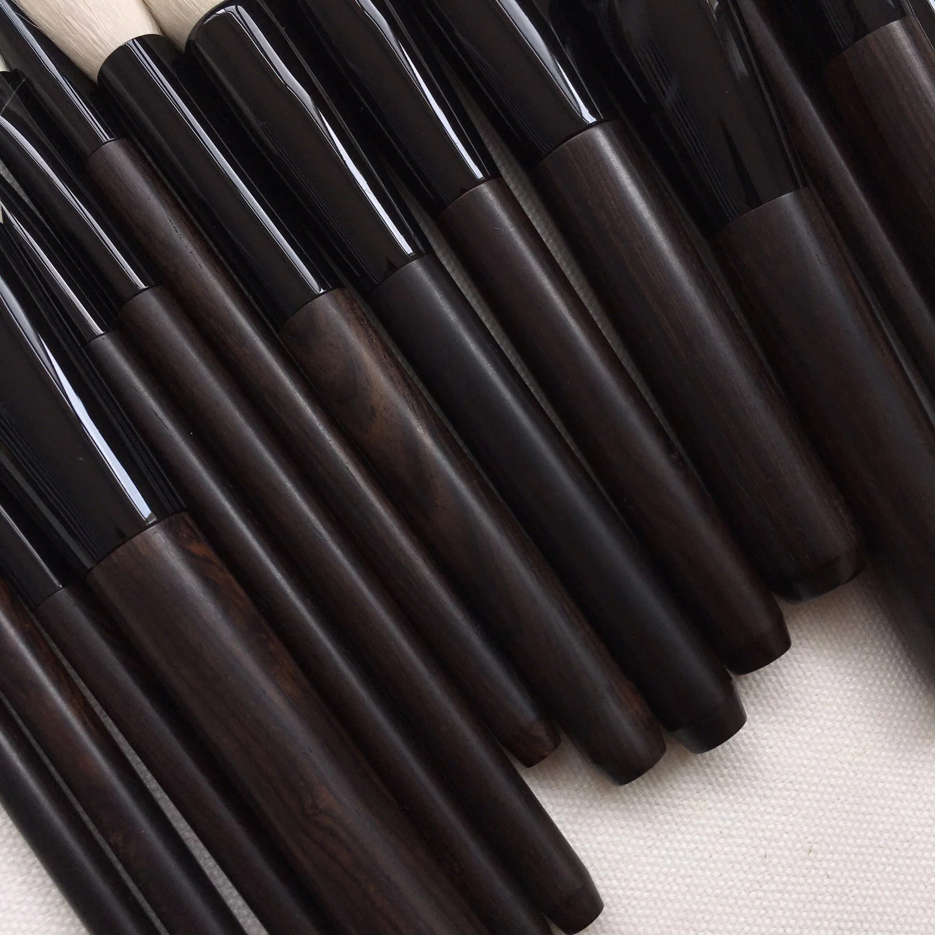 Conjunto de pincéis de maquilhagem Hiar pretos a cores profissionais 18PCS, branco Kits cosméticos de etiqueta privada
