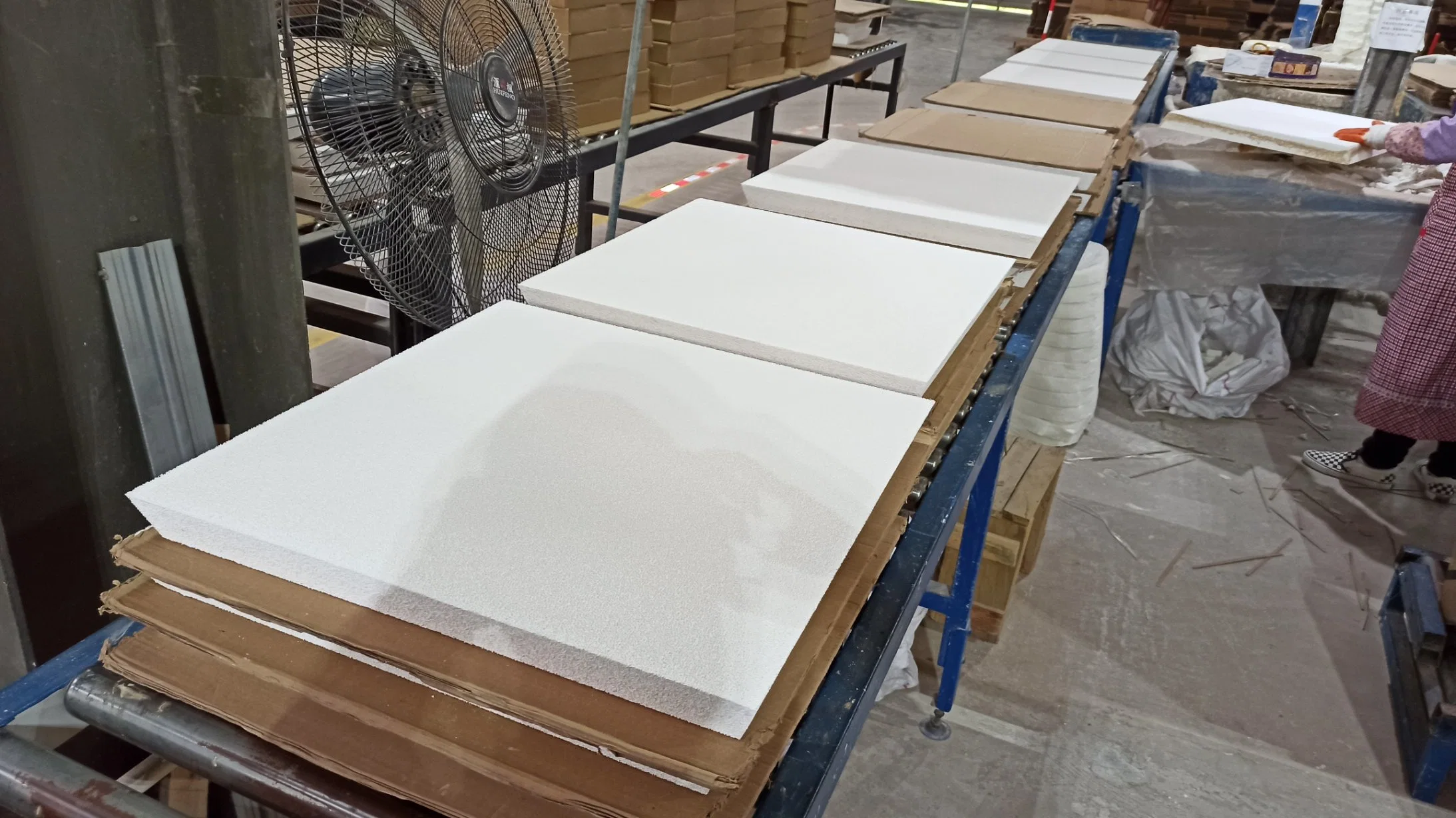 Kundenspezifische Aluminiumoxid Keramik Schaumfilter Platte Typ Schaum Keramik für Gießereiindustrie