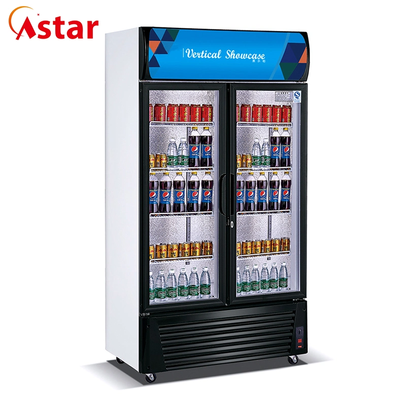En position verticale vitrine de présentation des boissons de supermarchés de jus d'un réfrigérateur