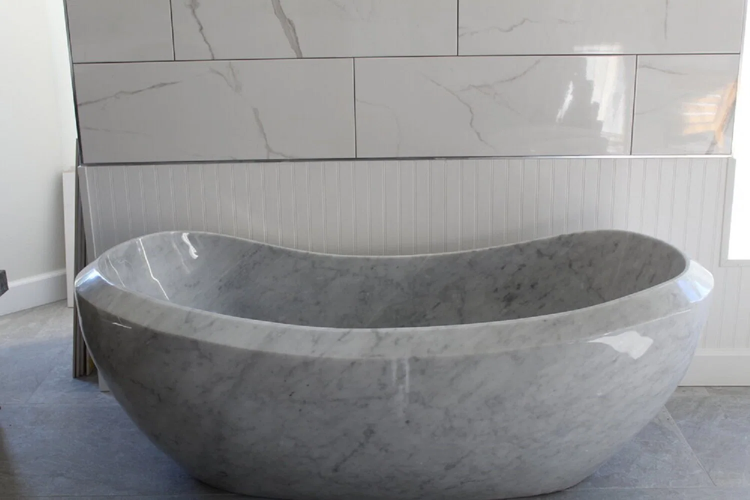 Black/Carrara White Bathtubs for Modern Bathroom Ideas with Freestanding Installation