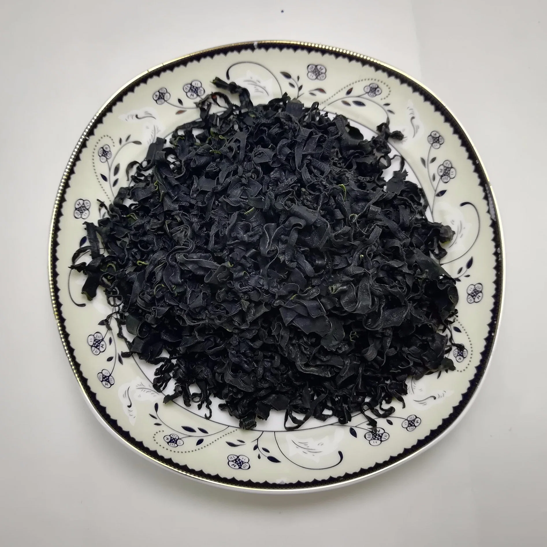 Comestibles secos de algas wakame salada cortar las hojas