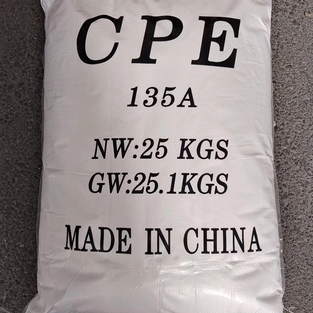 Polietileno clorado CPE135A usado en la industria plástica de China, mejor Precio, el polietileno clorado es un material de polímero saturado