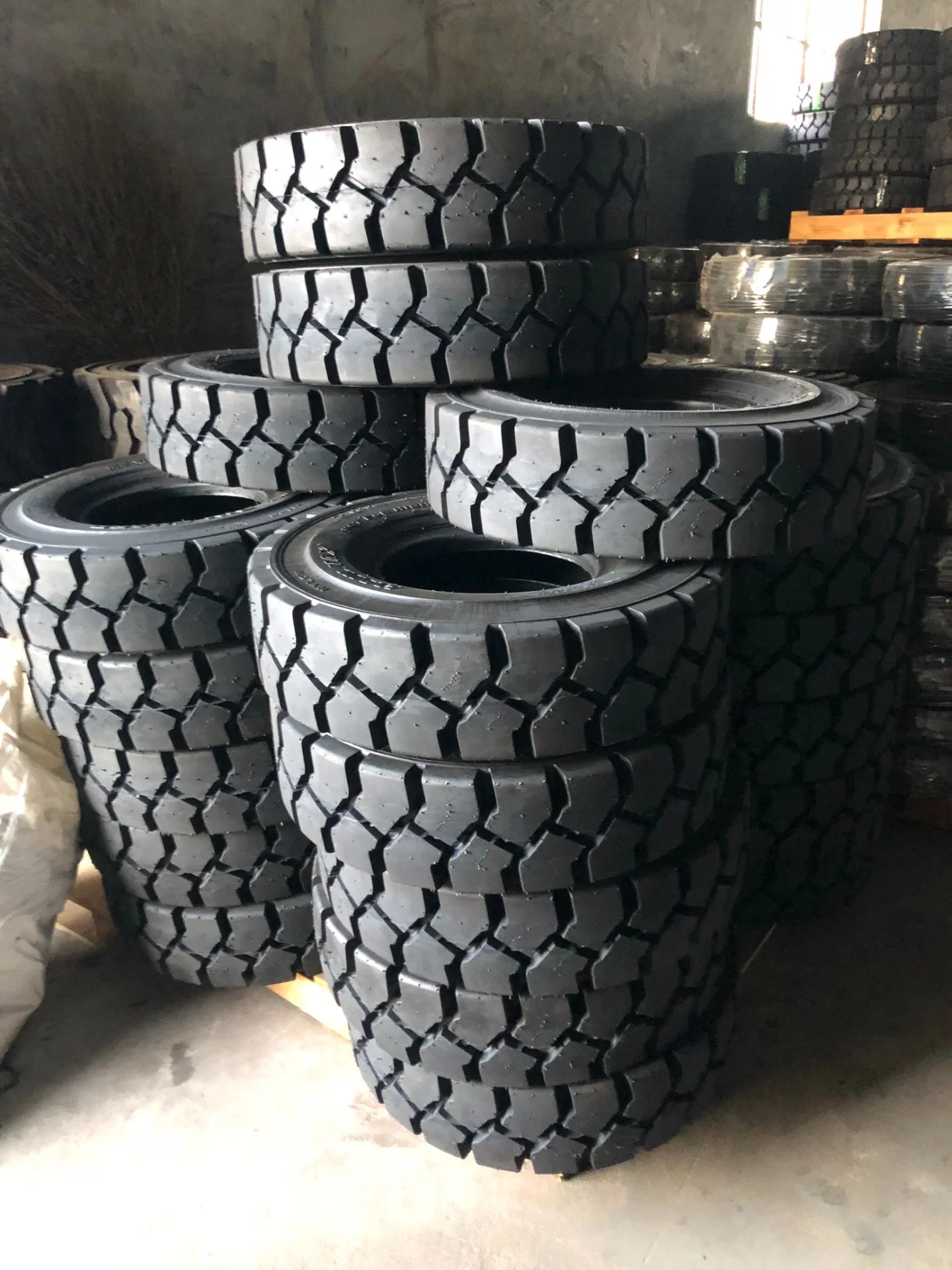 Vente en gros pneu industriel bon marché pneu de biais pneumatique chariot élévateur roue pour Chariot élévateur