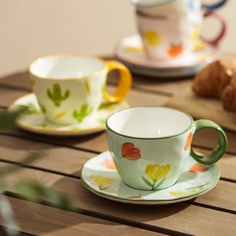 Caneca de café de cerâmica irregular pintada à mão com flores para casa, escritório, café da manhã, leite, suco, chá, com alça e pires. Presente. Pode ser usado no micro-ondas.
