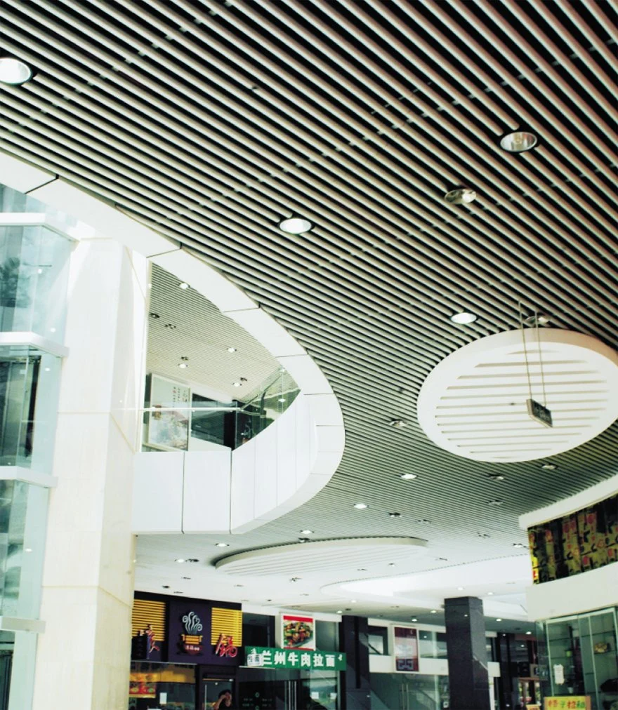 Décoration de couloir en aluminium décoratif, plafond linéaire en métal suspendu à lattes, faux plafond pour maison, bureau, aéroport.