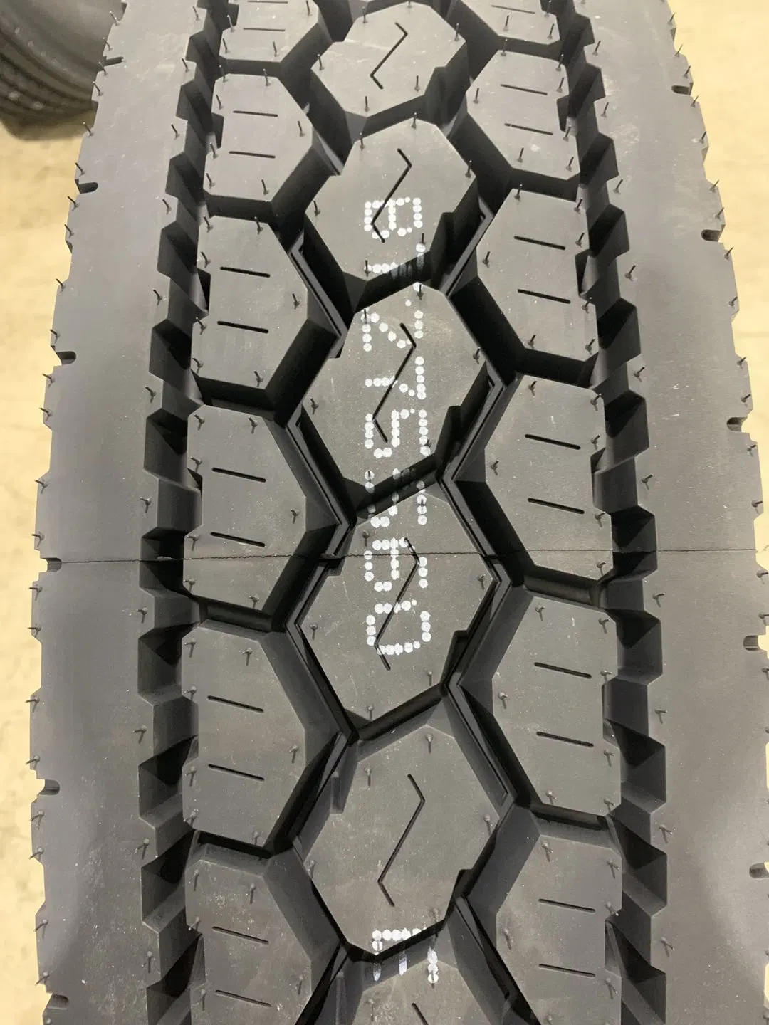 Les pneus de TBR ergot Pattern bon prix de gros d'alimentation en usine avec la CEE DOT GCC certification nouveaux semi tubeless radial de bonne qualité des pneus de camions légers et lourds