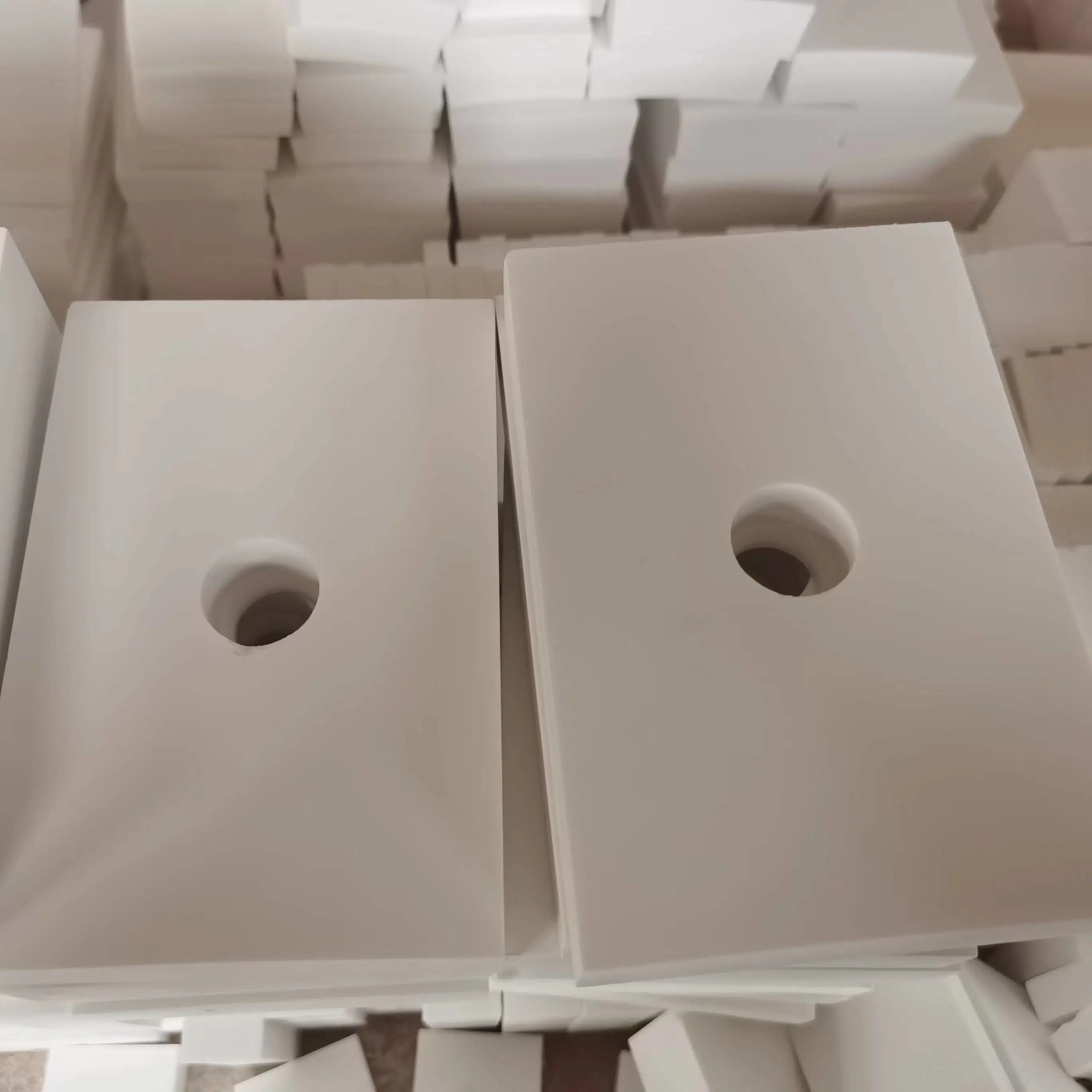 Large Supply of 100*100*10 Hole Alumina Ceramic Plate Bolt Hole Ceramic Plate Large Supply of 100*100*10 Hole Alumina Ceramic Plate Bolt Hosupport Customization