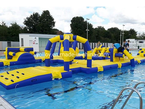 Parque aquático inflável ao ar livre com escorregador para jogos na piscina.