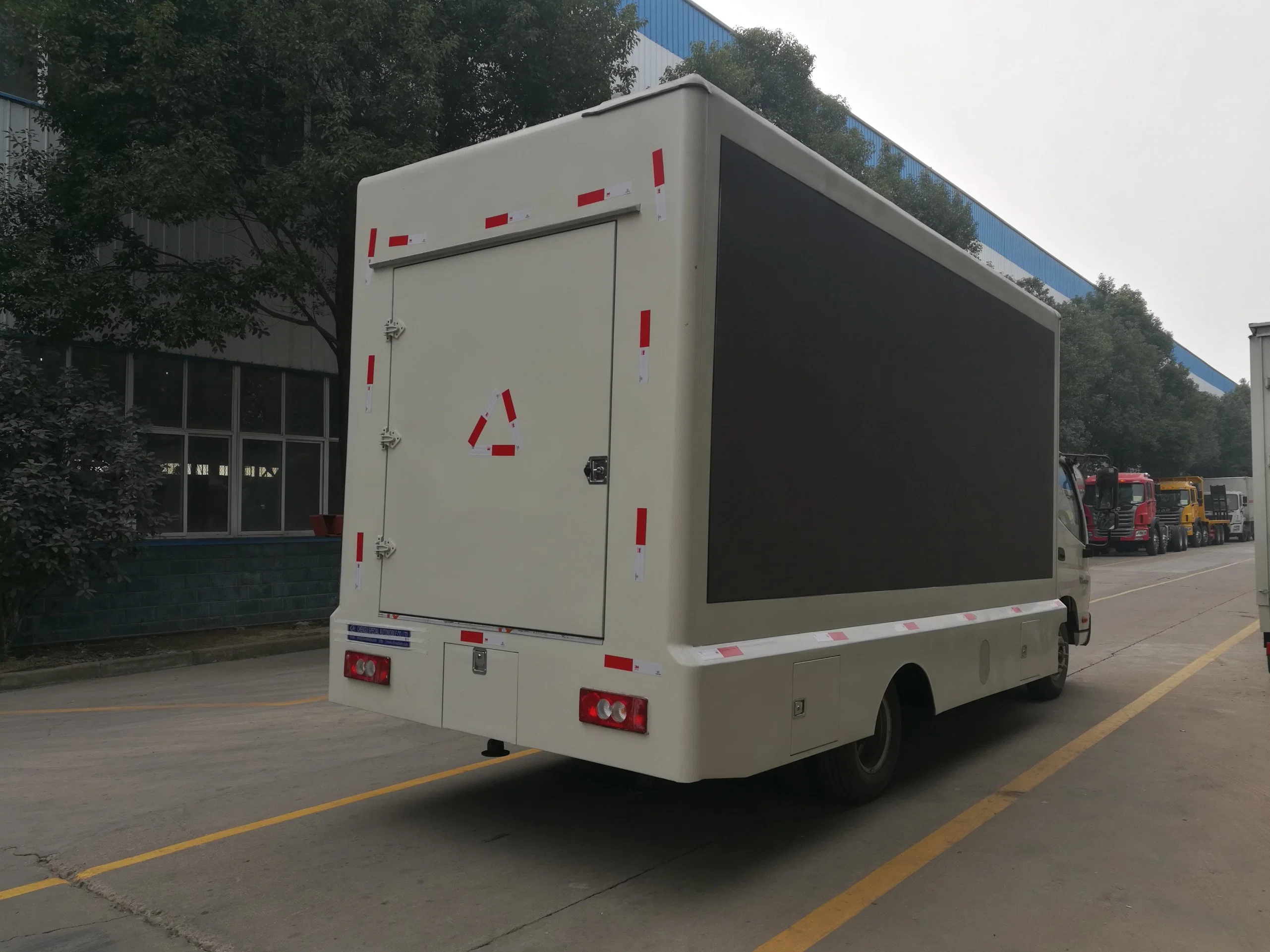 Foton High Brightness 3 Sides Full Color P4 P5 P6 Mobile LED Billboard Truck Advertisement LED Screen Price