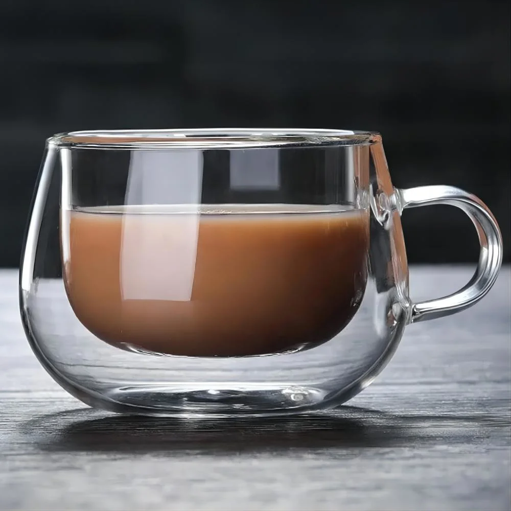 Чашки кофе эспрессо из двух настенных стеклянных кружек с изоляцией и Drinking с Ручка для офиса домашнего ресторана