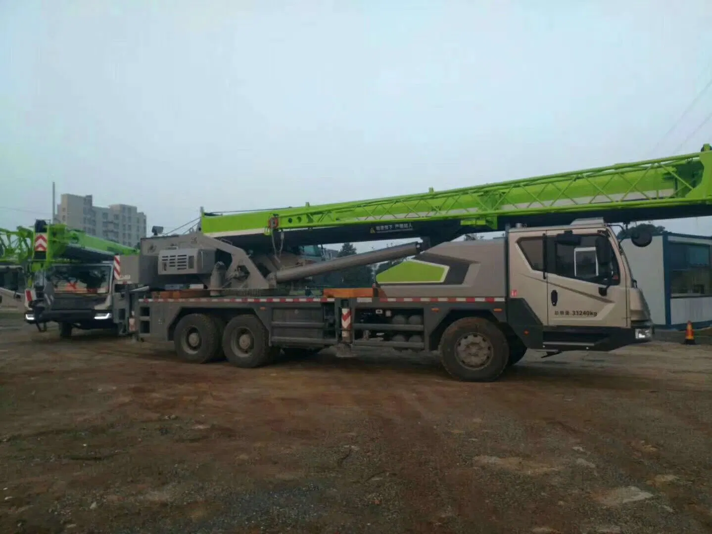 Used Truck Crane Zoomlion 60 Ton Telescope Mobile Crane Ztc600V532 Hydraulic Truck Crane