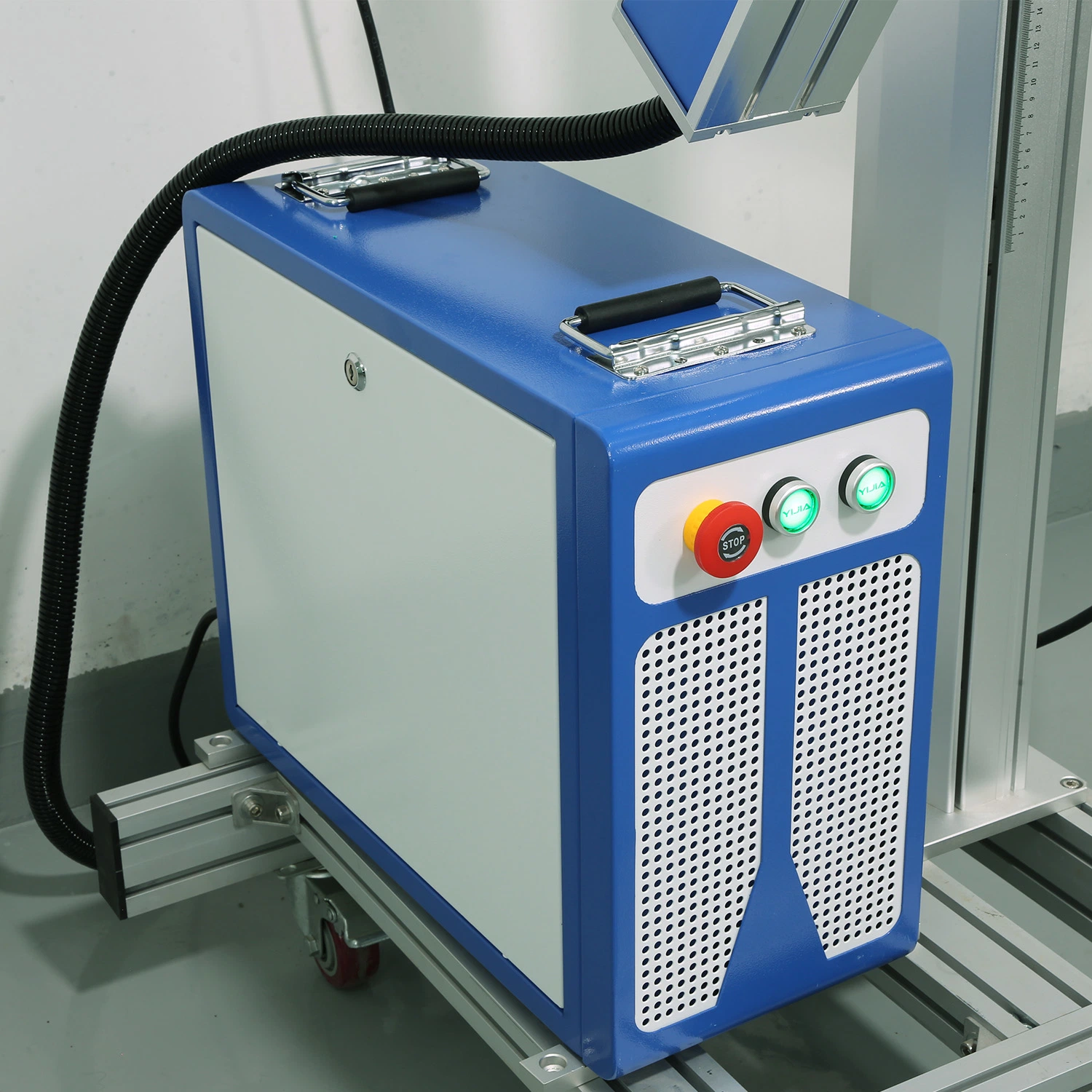 Machine de marquage laser CO2 UV Fly Fiber en ligne pour les emballages en plastique de tuyaux.