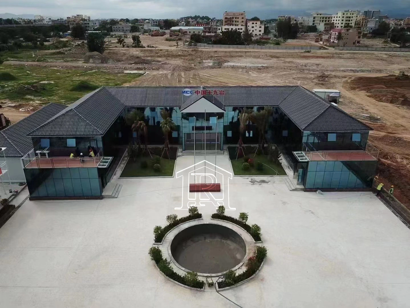 2023 Maison conteneurisée préfabriquée en acier plat emballée dans un conteneur de 20 pieds, de luxe, moderne, portable, entièrement meublée, légère et mobile, en bois.