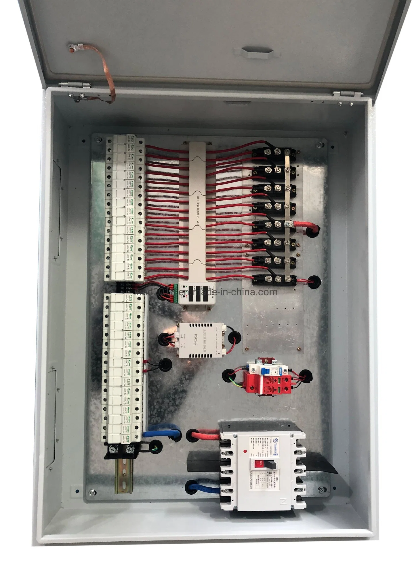 China Caja de conexiones inteligentes de iluminación de 12 entradas para el uso de protección contra sobretensiones combinador Solar PV Box