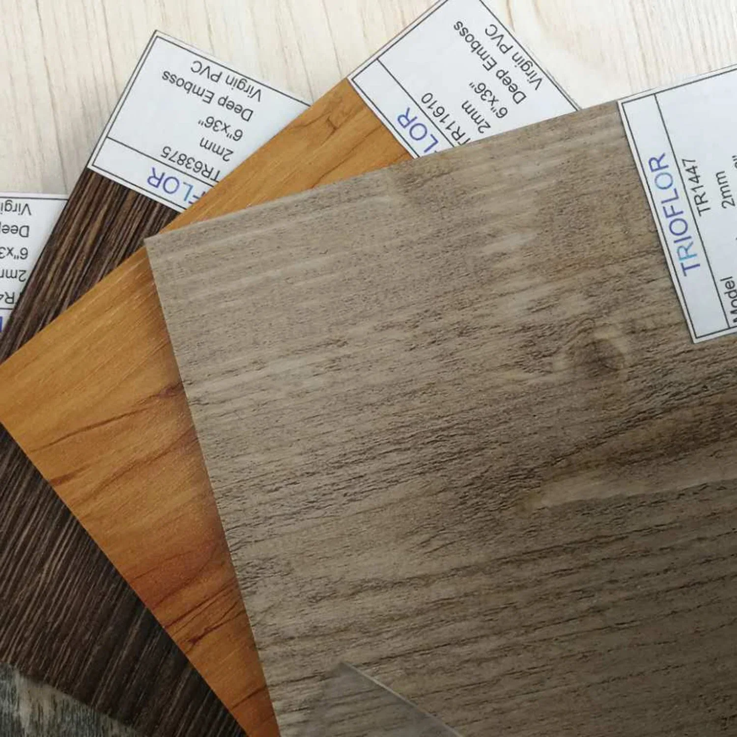 Suelo laminado resistente al agua y al fuego de PVC/WPC/LVP/LVT/ESPC/SPC con sistema de clic fácil.