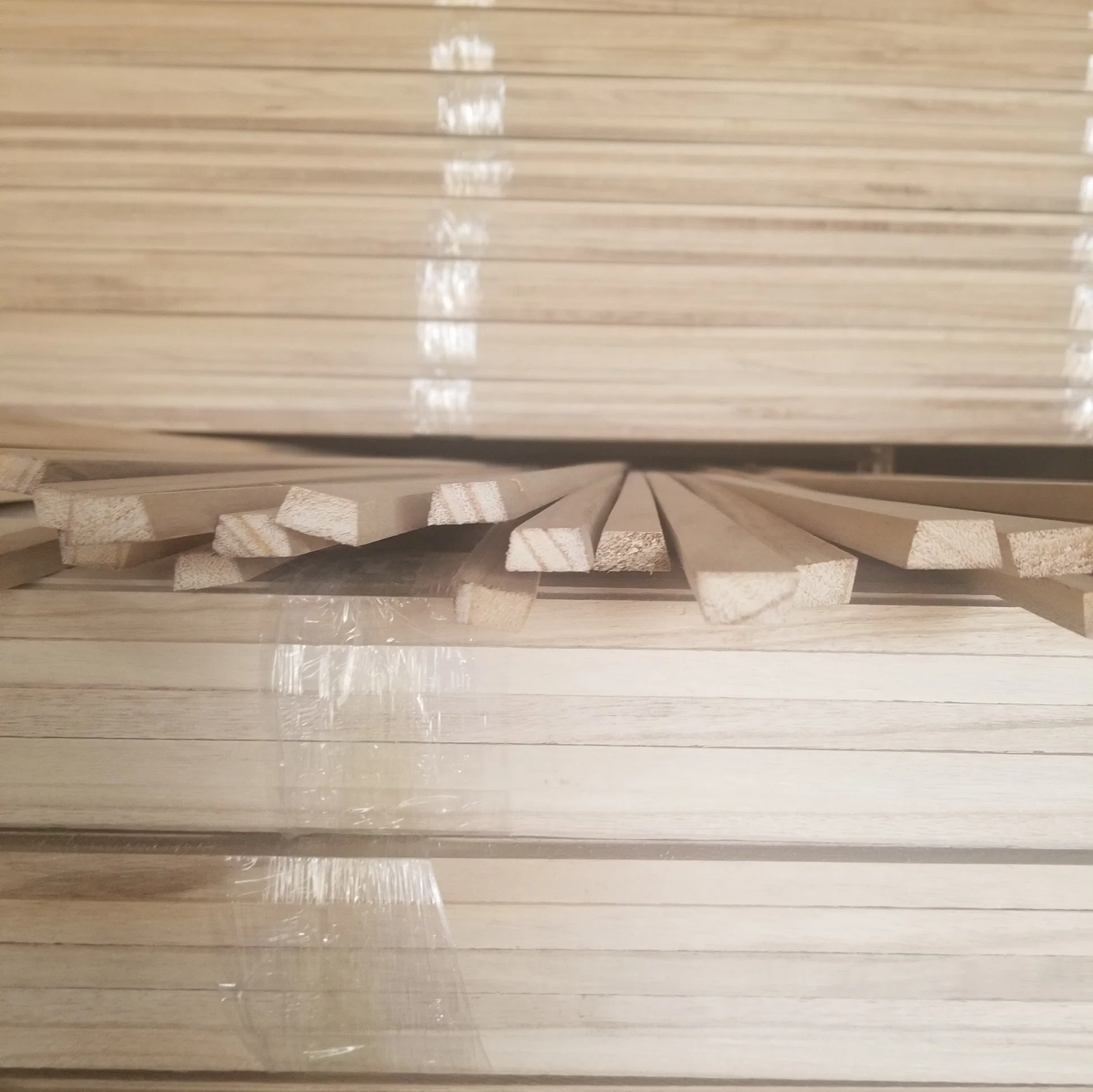 Customized Solid Wood Triangle/Trapezium Moulding Wall Furnish