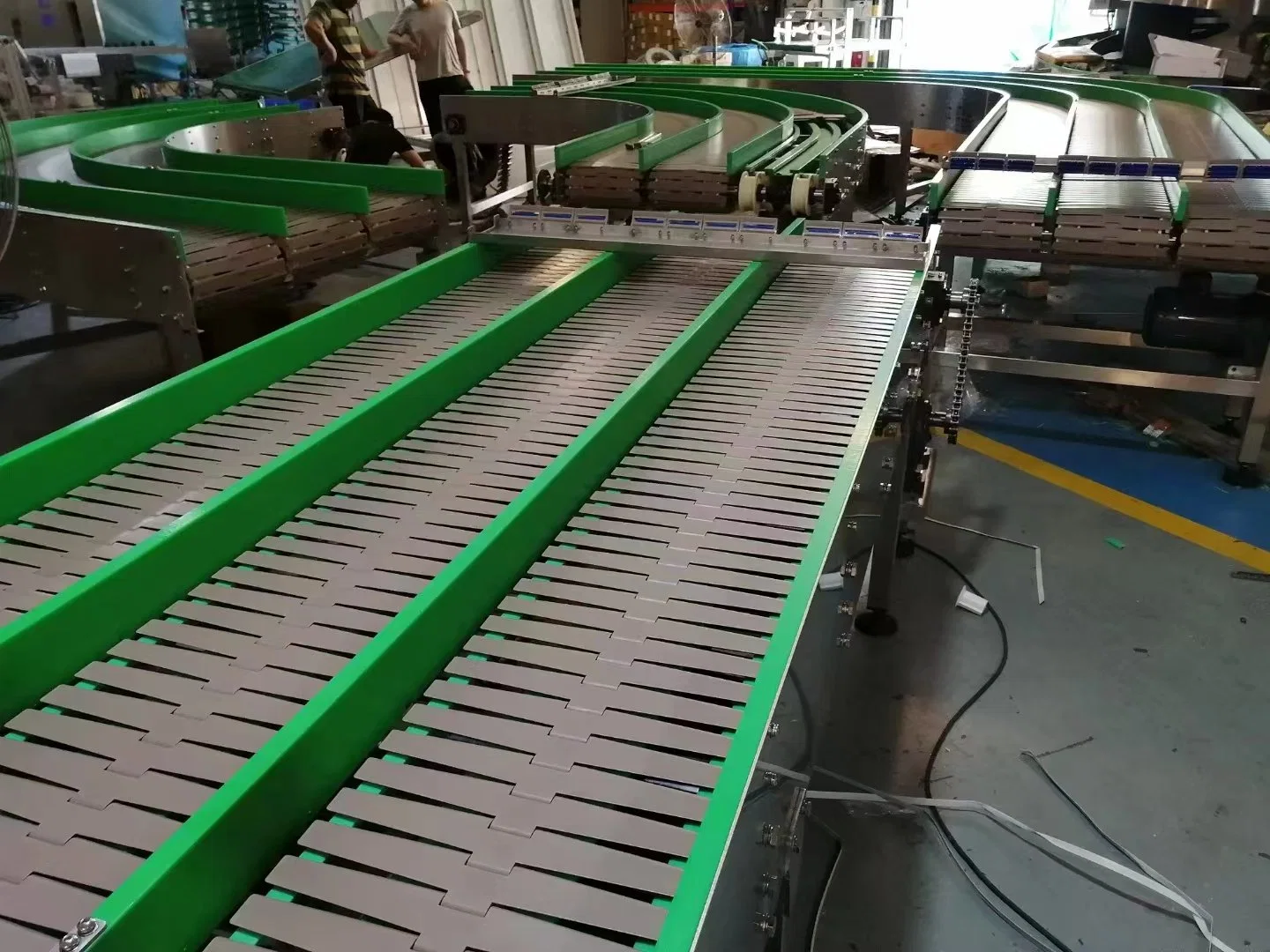 820 Plastic Single Slat Top Plate Chain Bottles Assembly Conveyor Systems for Industrial Lines