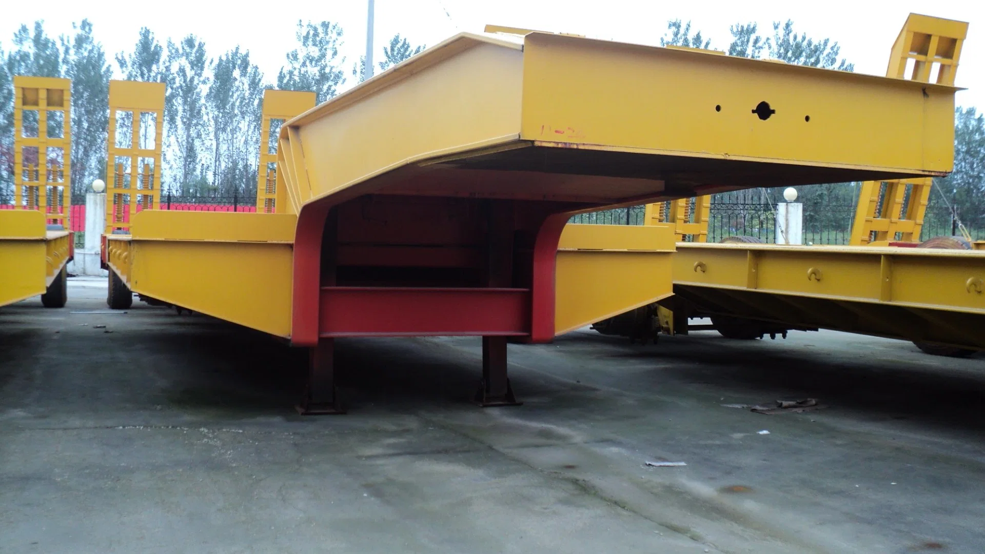 China Famous Low Bed Semi Trailer for Sale 60-80tons Hydraulic Ladder Ramps Low Bed Deck Platform Trucks Trailer