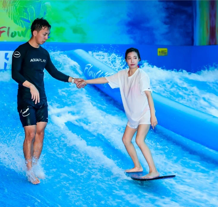 En el interior del parque acuático infantil Flowlife al aire libre el equipo de surf Juegos Deportes de equipo