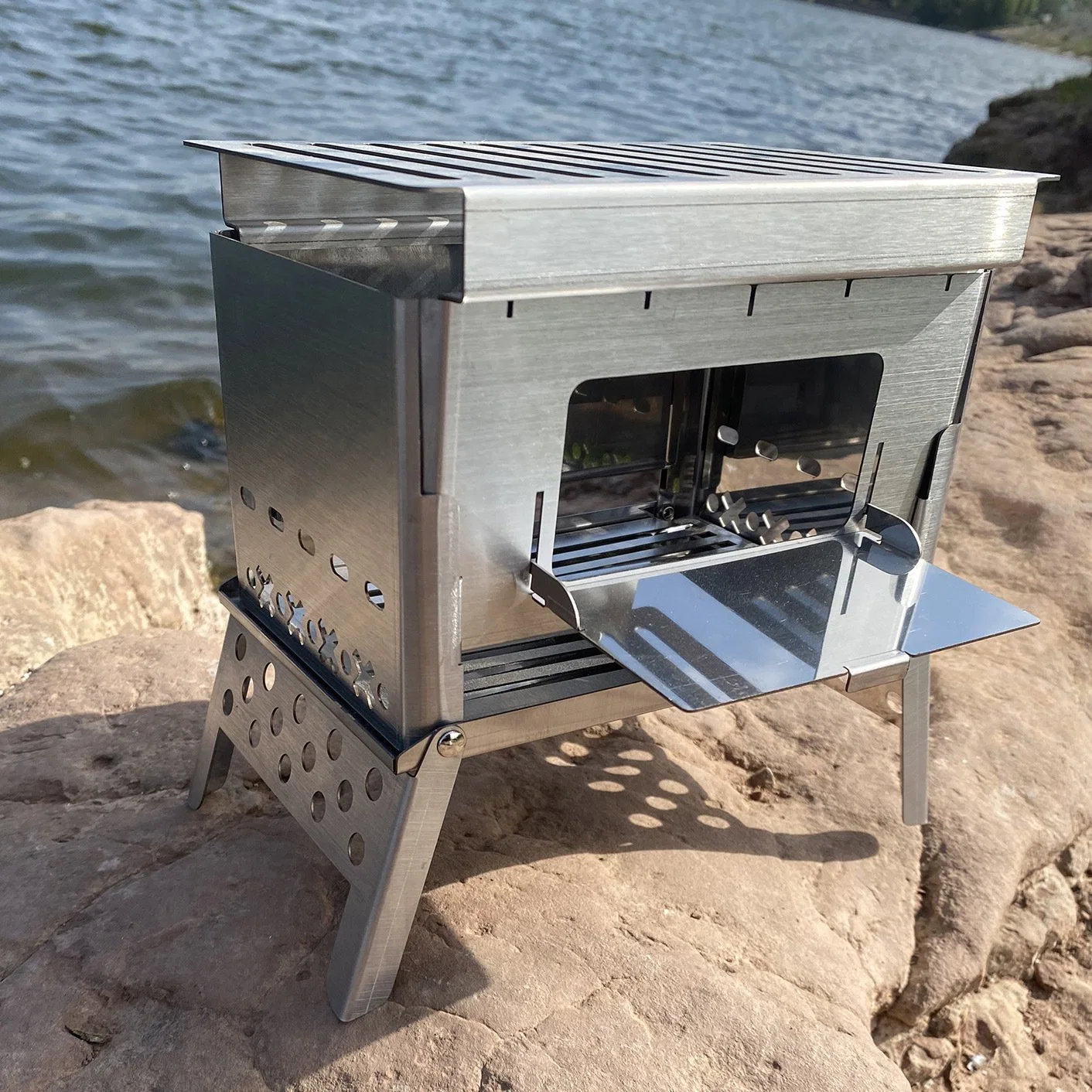 Petit barbecue pliable et léger en forme de carré avec grille au charbon de bois.