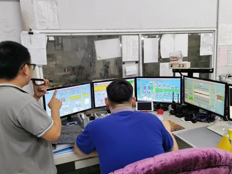 Computador de controle de tela cheia e o funcionamento do sistema de gestão de projecto para a Malásia