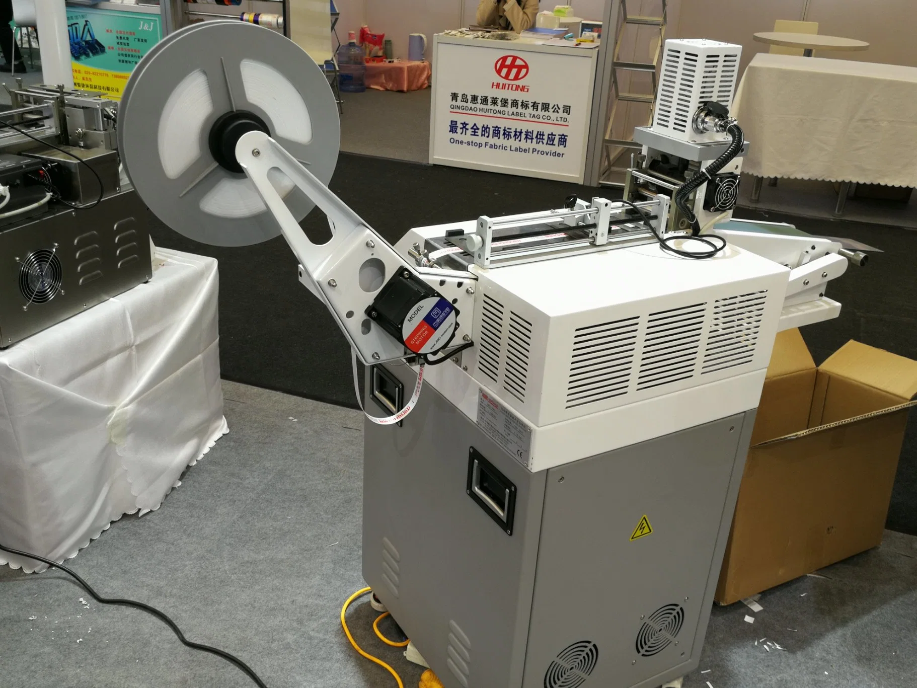 Machine de coupe automatique de ruban Machine de coupe d'étiquettes tissées pour ruban