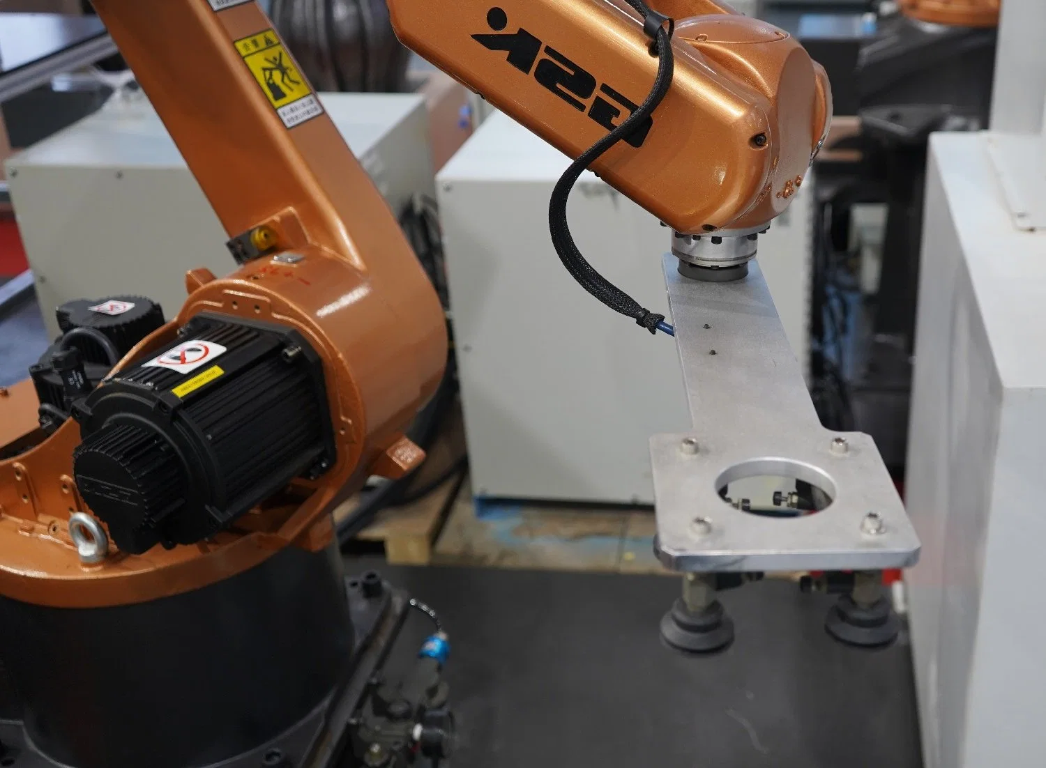 GSK Industrial Robot Applied to Load/Unload for the Machine Tool