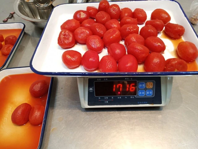 Yummy Canned Food Peeled Tomato in Tins