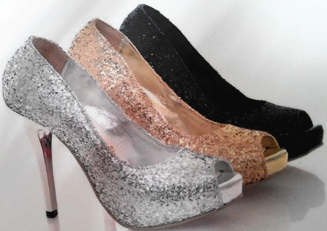 Glitter en poudre s'appliquent aux belles chaussures