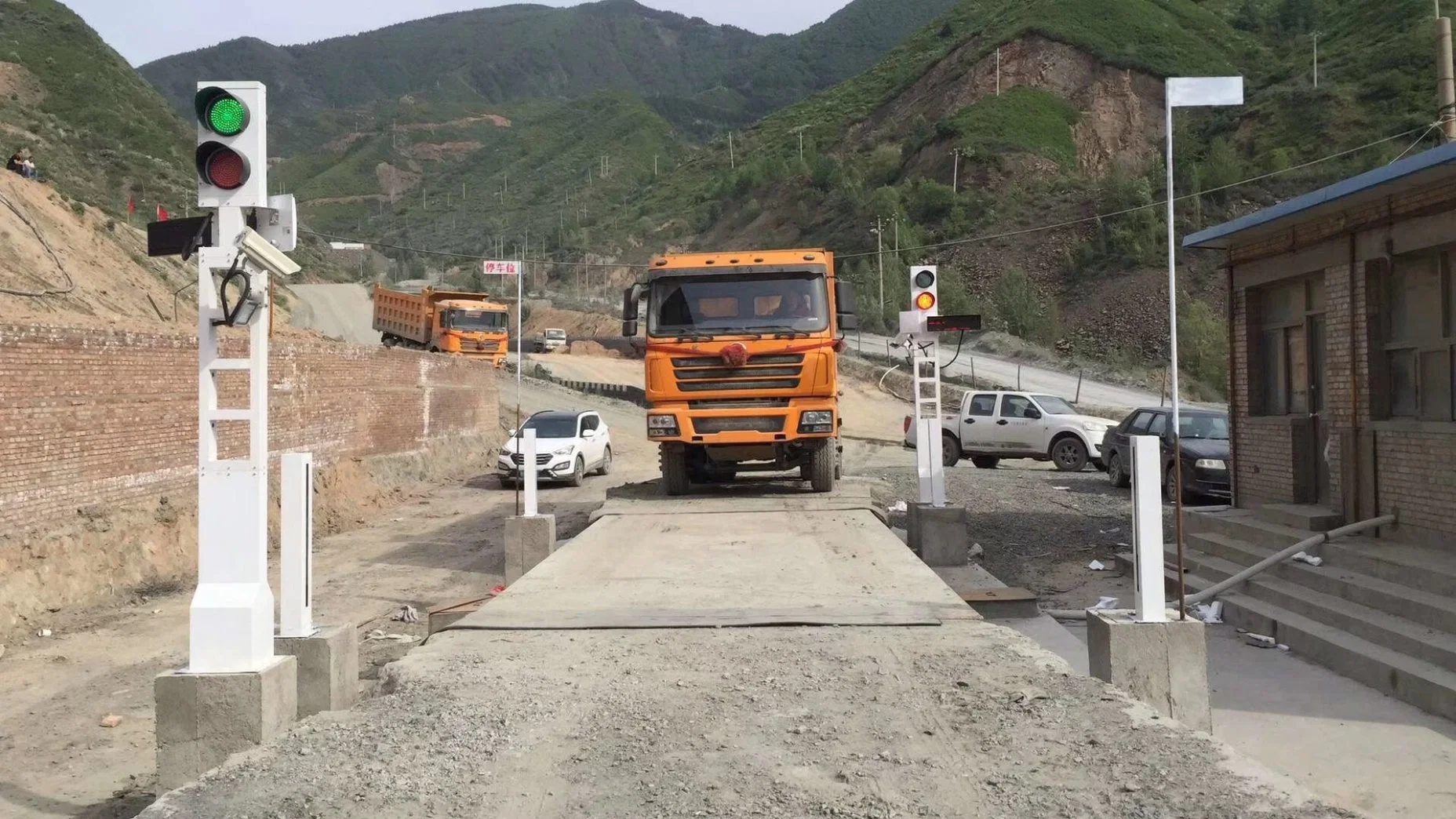 Automatic Truck Weighing Machine with Cameras System