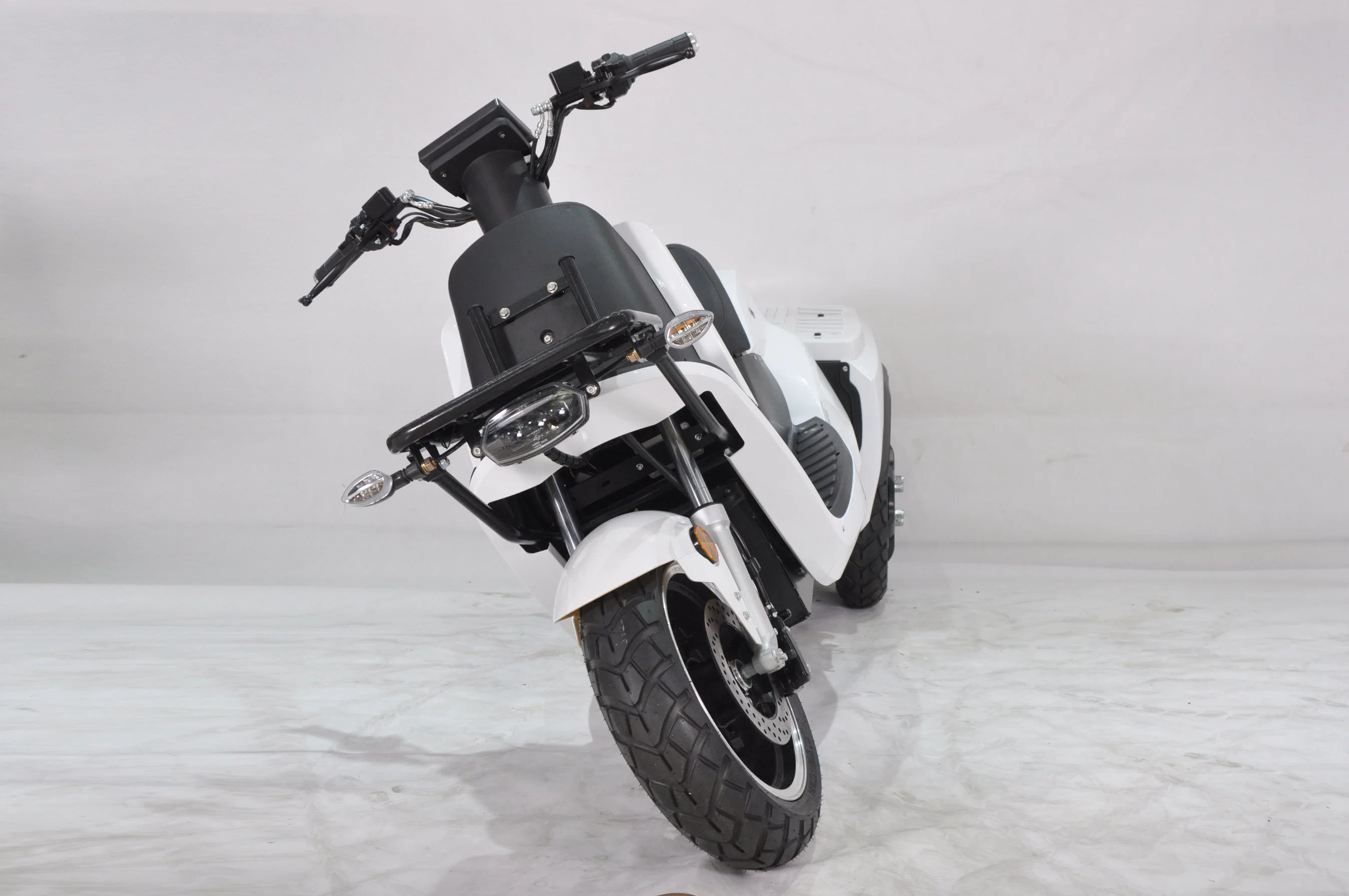 Nouveau design CEE 3 roues autocuiseur électrique Eleectric moto Yologo
