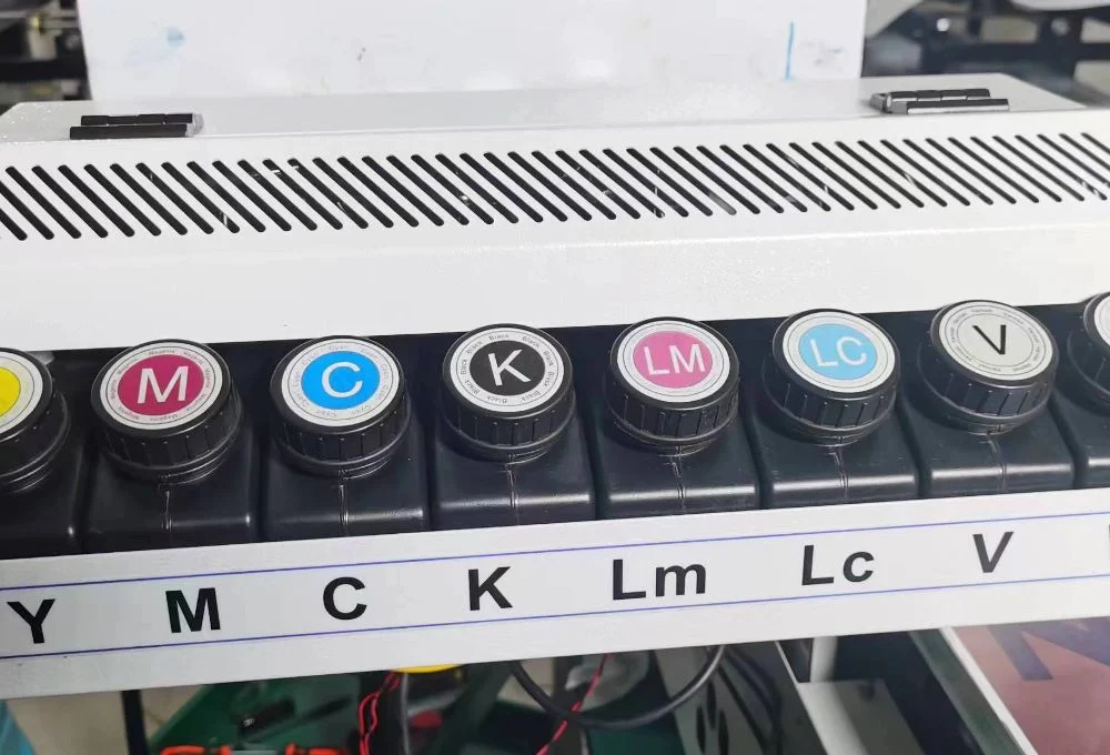 Цветной принтер CMYK LC LM с белой чернильной системой, УФ-отверждающий 90x60см A1 для печати на деревянном стекле Керамический металл