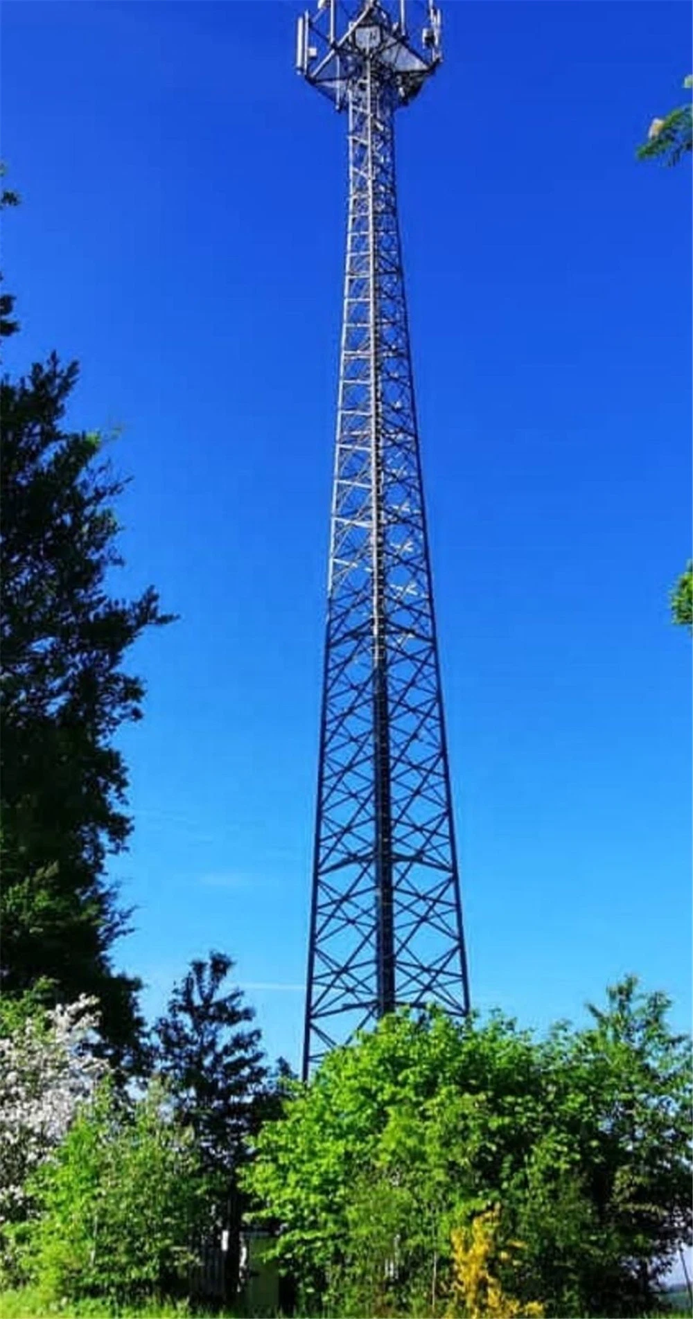 Torre de aço com retículo de aço com suporte automático e ângulo de telecomunicações de 90 m.