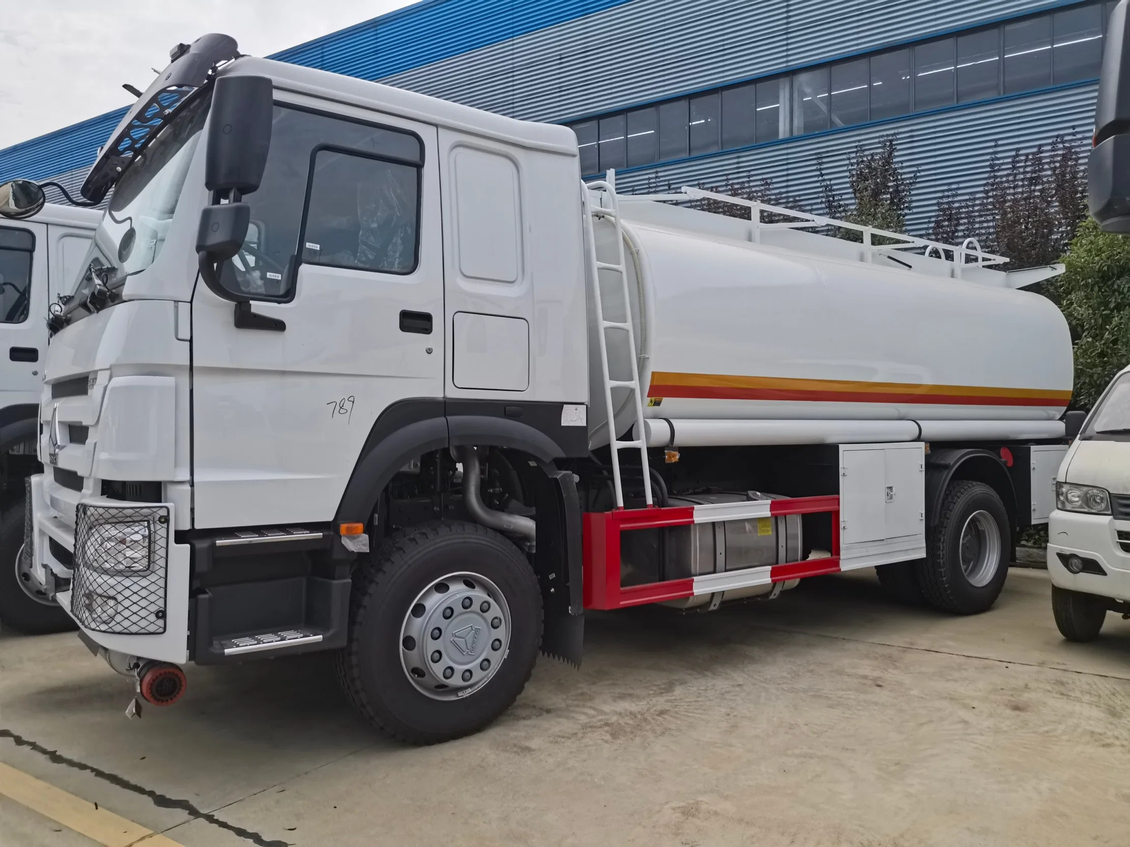 Sinotruck HOWO 4X2 Fuel Tank Truck 266HP 6 Cbm Oil Tanker Truck Mobile Oil Dispenser Brand New